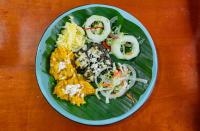 a plate of food on top of a banana leaf at Finca Agroturística Rosita in San Luis de Palenque