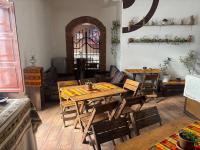 Un lugar para sentarse en Distrito Hostal Y Gatro bar