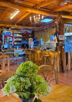 een tafel met een vaas met bloemen op een tafel in een winkel bij Hostal El Pital Lecho de Flores in Nanastepeque