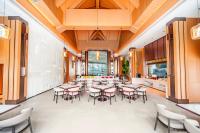 una sala da pranzo con tavoli e sedie e una cucina di Ayutthaya Star Hotel 