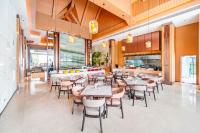 un ristorante con tavoli, sedie e un bancone di Ayutthaya Star Hotel 