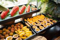 Un buffet de frutas y verduras en bandejas negras. en The Signature Hotel Nha Trang, en Nha Trang
