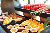Una exhibición de frutas y verduras en bandejas negras. en The Signature Hotel Nha Trang, en Nha Trang