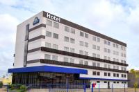 un edificio de hotel con un cartel en él en Days Inn By Wyndham Cascavel, en Cascavel