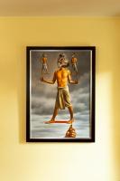 een schilderij van een man met twee adders op een muur bij CS Pattani Hotel in Ban Ru Sa Mi Lae