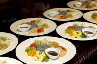 een groep borden met voedsel op een tafel bij CS Pattani Hotel in Ban Ru Sa Mi Lae