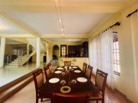una sala da pranzo con tavolo e sedie di Greenbell villa a Kandy