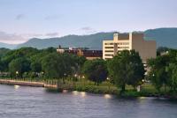 un edificio junto a un río con un edificio en Radisson Hotel La Crosse, en La Crosse