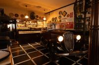 um bar com uma cadeira antiga em uma sala em Broadway An Alivaa Collection Hotel em Nova Deli