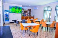 Телевизор и/или развлекательный центр в Villa Home Hotel & Apartment