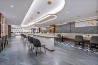 un restaurante con barra con sillas y mesas en YUNlK Hotel Harbin Central Street Sophia Cathedral, en Harbin