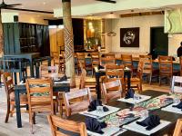 Un restaurante u otro lugar para comer en Blue Lagoon Beach Resort