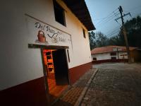 Un edificio con un cartel que dice &quot;Pizza Hut dietética&quot; en Hotel del Pozo, en San Sebastián del Oeste