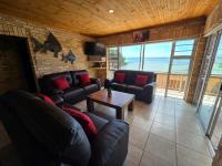 Una sala de estar con dos sofás y una mesa. en Surfpoint 9, en Jeffreys Bay
