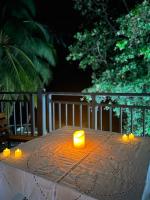 ein Tisch mit drei Kerzen darauf in der Unterkunft Alma Maldiva, Beach Hotel in Ariyaddu