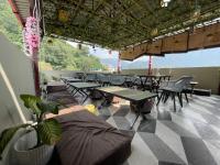 un grupo de mesas y sillas en una habitación en Yatram, en Rishīkesh