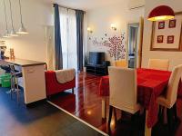フィレンツェにあるThe red suite in Florenceのテーブルとダイニングルームのあるリビングルーム