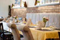 Una mesa larga con vasos y flores encima. en Hotel Arkada, en Levoča