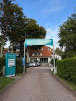 ein Straßenschild vor einem Parkplatz in der Unterkunft FeWo 12 Zur Seebrücke mit Meerblick in Graal-Müritz