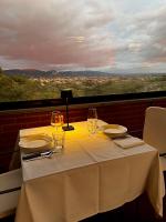 een tafel met wijnglazen en uitzicht op de stad bij B&B Hotel La Piana in Borgo a Buggiano