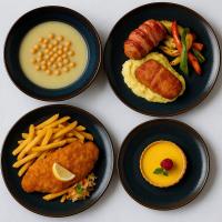 シオーフォクにあるLuxury Apartment Hotel Siófokの卵とフライドポテトが乗った黒い皿4枚