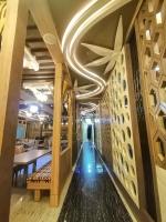 um corredor de um restaurante com teto iluminado em Ghar 365 Residency em Guwahati