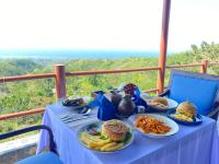 Paradisehill Nusa Penida Resort في نوسا بينيدا: طاولة زرقاء مع أطباق من الطعام عليها