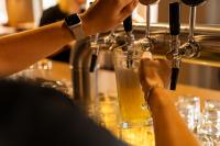 een persoon maakt een drankje aan een bar bij Schlosshotel Ahaus in Ahaus