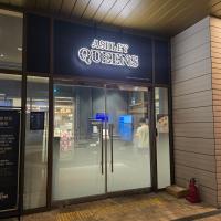 un uomo in piedi fuori da un ristorante con un cartello di 원스테이 가산디지털단지 a Seul