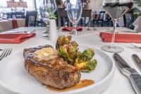 un piatto di bistecche e verdure su un tavolo di PA Smith Hotel a Navasota