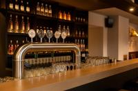 een bar met veel flessen alcohol op een plank bij Schlosshotel Ahaus in Ahaus