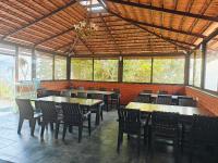 En restaurant eller et andet spisested på Shinde's Tikona Valley Farm