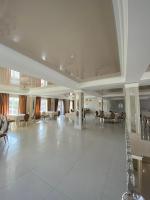 Una gran sala con mesas y sillas en un edificio. en Готельно-рестораний комплекс SV Lion Хоростків, 