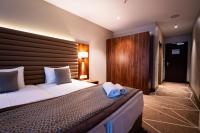 リュッセルスハイムにあるPuzzle Hotel Airport Frankfurtのホテルルーム(青いタオル付きのベッド付)