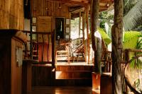 Treehouse de Valentine في Balamban: شرفة منزل عليها كراسي