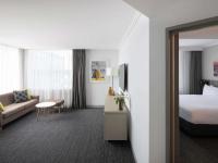 una habitación de hotel con una cama y un sofá en Mercure Sydney Bankstown, en Bankstown