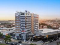 un edificio alto con un reloj encima en ibis budget Pindamonhangaba, en Pindamonhangaba