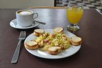 een bord eieren en toast en een kop koffie bij Che Argentina Hostel Suites in Buenos Aires