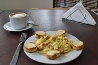 een bord eieren en toast met een kopje koffie bij Che Argentina Hostel Suites in Buenos Aires