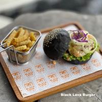 KintamaniにあるBlack Lava Camp Kintamaniのサンドイッチとフライドポテトの入った皿