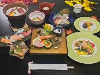 都城市ホテル中山荘的桌子上摆着几盘食物