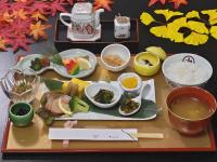 都城市ホテル中山荘的一盘食物，有汤、蔬菜和米饭。