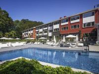 アングレットにあるNovotel Resort &amp; Spa Biarritz Angletの建物の前のプール