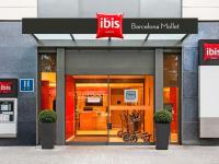 Una puerta de entrada de un edificio con un cartel en ella en Ibis Barcelona Mollet, en Mollet del Vallès