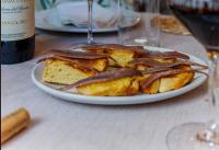 Un plato de comida con pan con tocino encima. en El Refugio II de Verdiago, en Verdiago