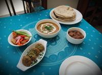 una mesa con platos de comida y tazones de sopa en City Stars Hotel, en El Cairo