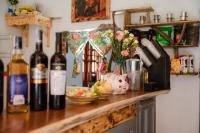 een toonbank met flessen wijn en een schaal fruit bij An house Ninh Binh in Ninh Binh