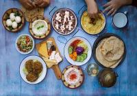 una mesa llena de diferentes tipos de comida en platos en City Stars Hotel, en El Cairo