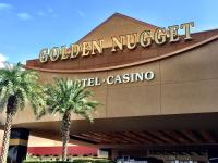 ein Schild an der Seite eines Gebäudes mit Palmen in der Unterkunft Golden Nugget Biloxi in Biloxi