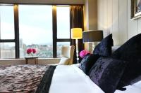 Superior King Room with City View
